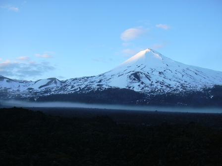 Cara Norte: escorial, niebla y volcán