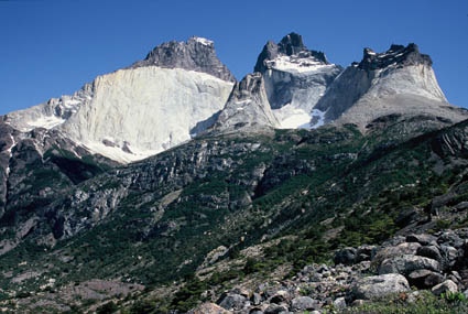 Cuernos del Paine, desde la base, zoom out