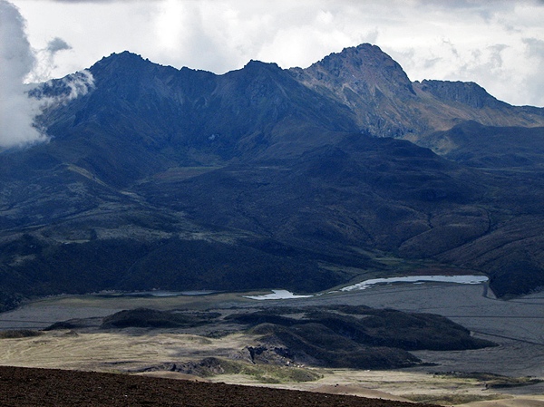 Rumiñahui con sus tres cumbres y la laguna Limpipungo desde el Cotopaxi.
