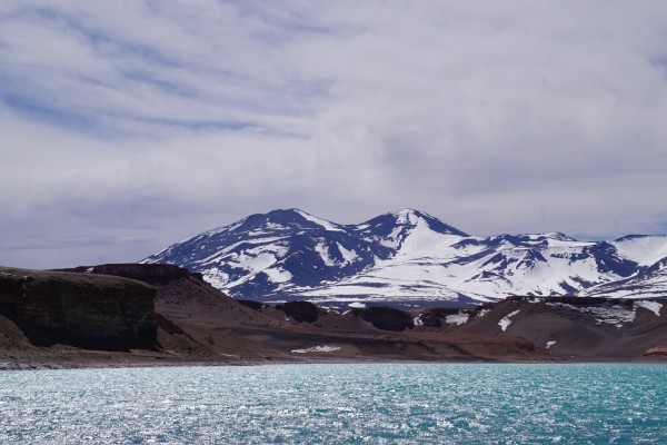Volcán Peña Blanca desde laguna Verde