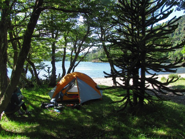 Lugar para acampar junto a la playa