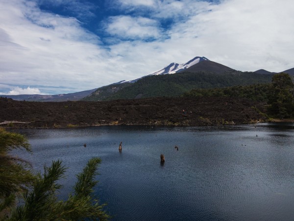 Laguna Arcoiris y Volcán llaima