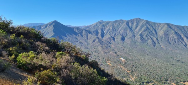 Vista desde la cumbre a Cerro El Chivato y LLivi