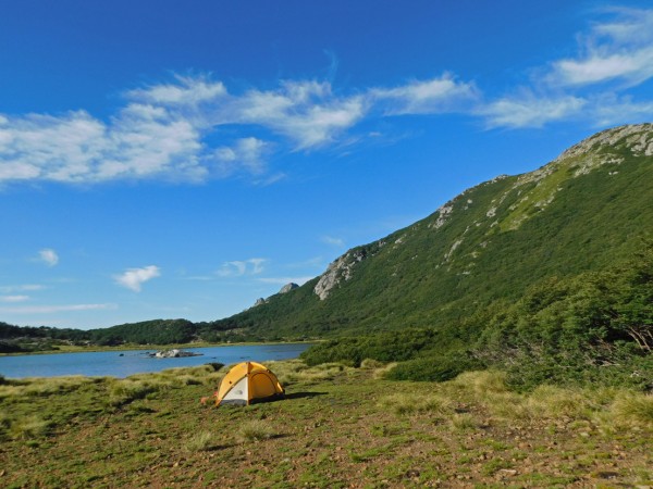 Campamento junto a la laguna