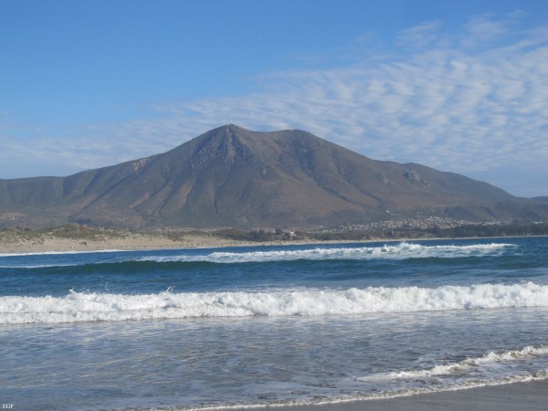 Cerro Santa Inés desde playa norte Bahía Pichidangui