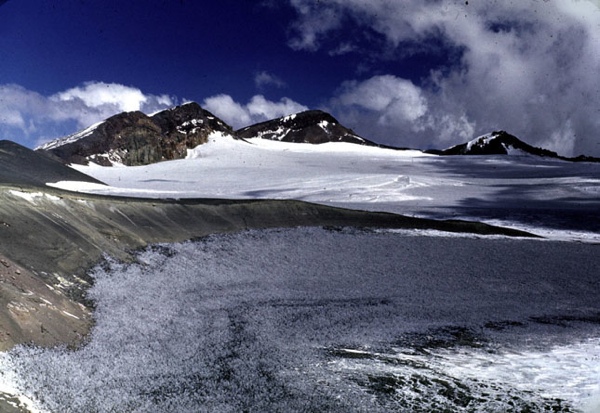 Punta Meier y Nevado Sin Nombre desde la cumbre del Tupungatito