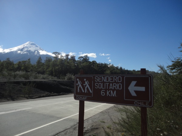 Señalética del sendero junto a carretera que va a los Saltos del Petrohué y lago Todos los Santos 